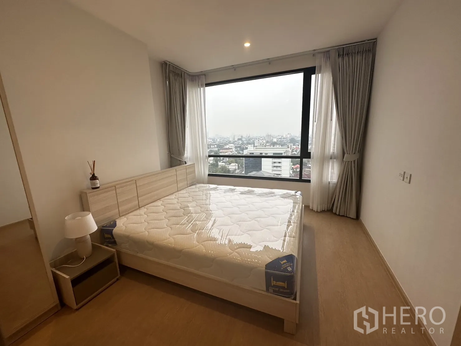 公寓 出租在Watthana, Bangkok - 主卧配落地窗，俯瞰瓦塔那天际线