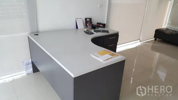 公寓 出租在Pathum Wan, Bangkok - 整洁的办公角，L 形书桌、计算器与卷帘窗