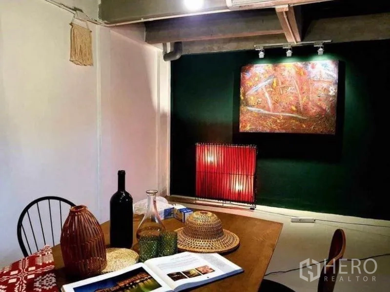 บ้าน ให้เช่าในPathum Wan, Bangkok - มุมทำงาน/ทานอาหาร พร้อมงานศิลป์ ไฟสปอตไลต์ และของตกแต่งบนโต๊ะ