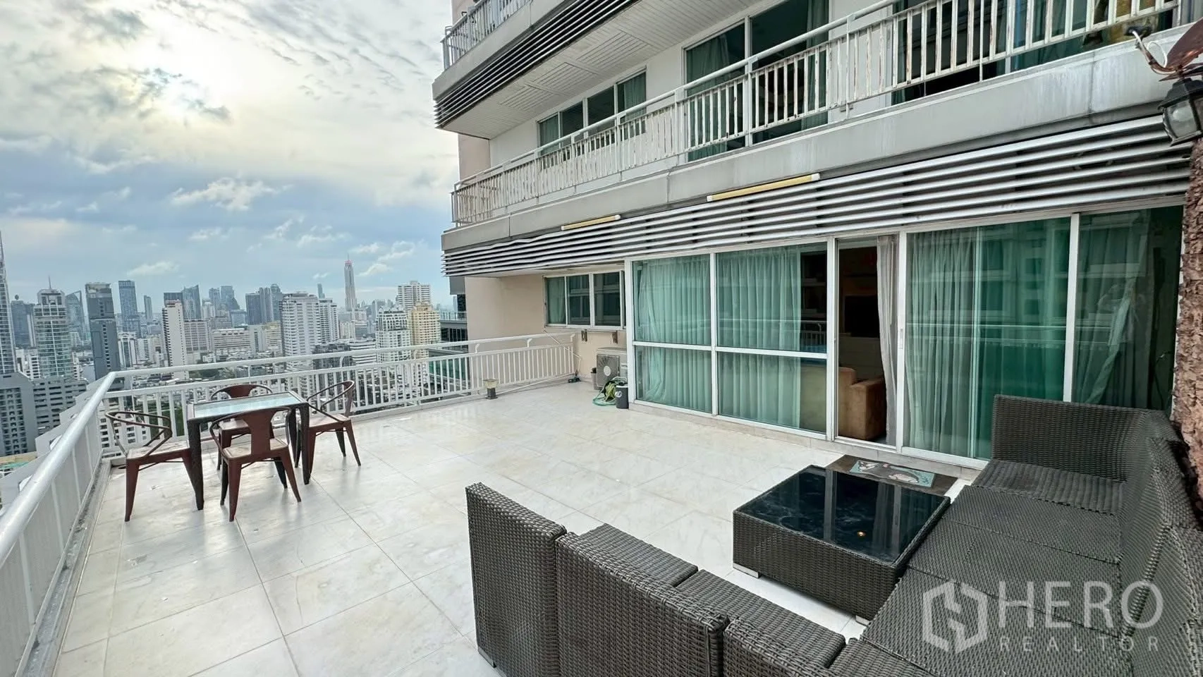 公寓 出租在Watthana, Bangkok - 推拉玻璃门外的大露台与城市景观。