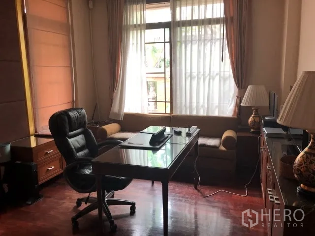 Detached House for rent in Bang Phli, Samut Prakan - Quiet home office with desk, leather chair, wood floors and a large window.