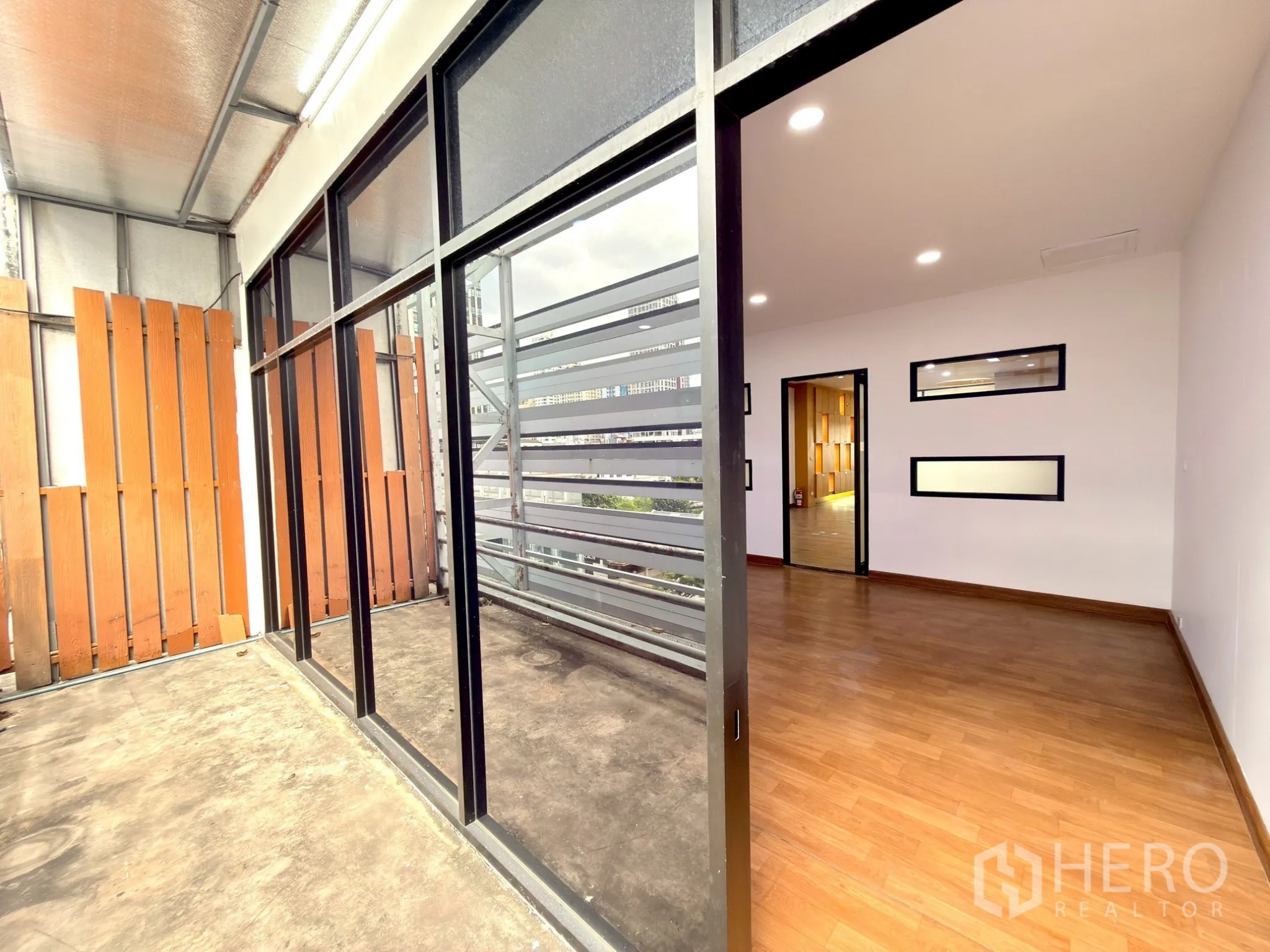 ออฟฟิศ for rent in Watthana, Bangkok - ระเบียงมีหลังคาพร้อมประตูกระจกบานเลื่อนและแผงระแนงด้านข้าง.
