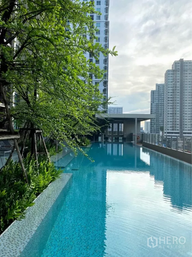 คอนโด ให้เช่าในWatthana, Bangkok - สระว่ายน้ำแบบลากยาว รายล้อมด้วยต้นไม้และอาคารสูง