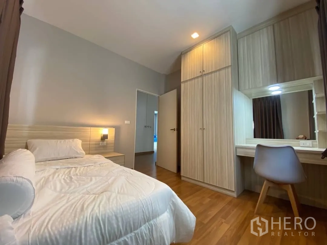 Detached House for rent or sale in Prawet, Bangkok - Secondary bedroom with a single bed, built-in wardrobe and study nook.