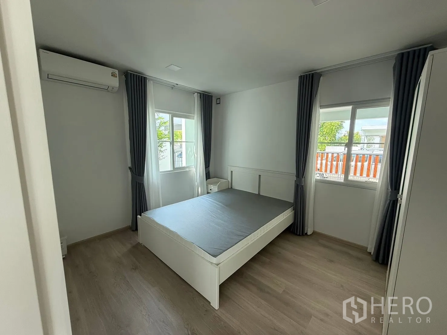บ้านเดี่ยว for rent in Bang Phli, Samut Prakan - ห้องนอนสว่างพร้อมเตียงคู่ หน้าต่างพร้อมผ้าม่าน ตู้เสื้อผ้า และเครื่องปรับอากาศ