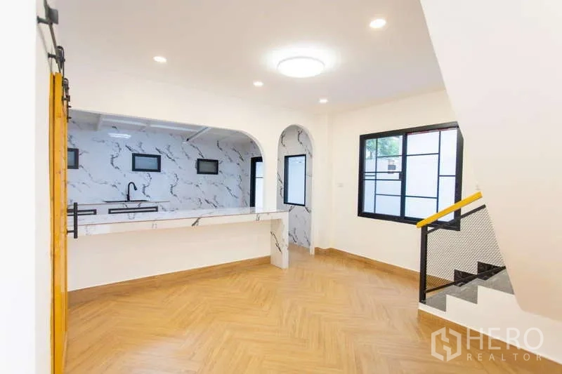 带办公室的家 出售在Huai Khwang, Bangkok - 餐饮/办公区，带通往厨房的石材吧台与拱形开口。