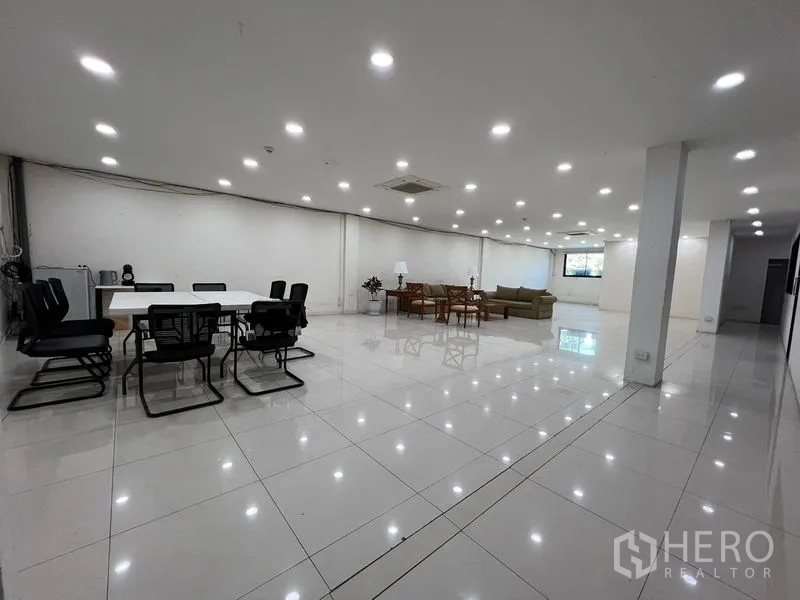 สำนักงานที่บ้าน ให้เช่าในBang Na, Bangkok - ออฟฟิศแผนผังเปิดพื้นกระเบื้องเงา พร้อมโต๊ะประชุมและมุมรับแขก