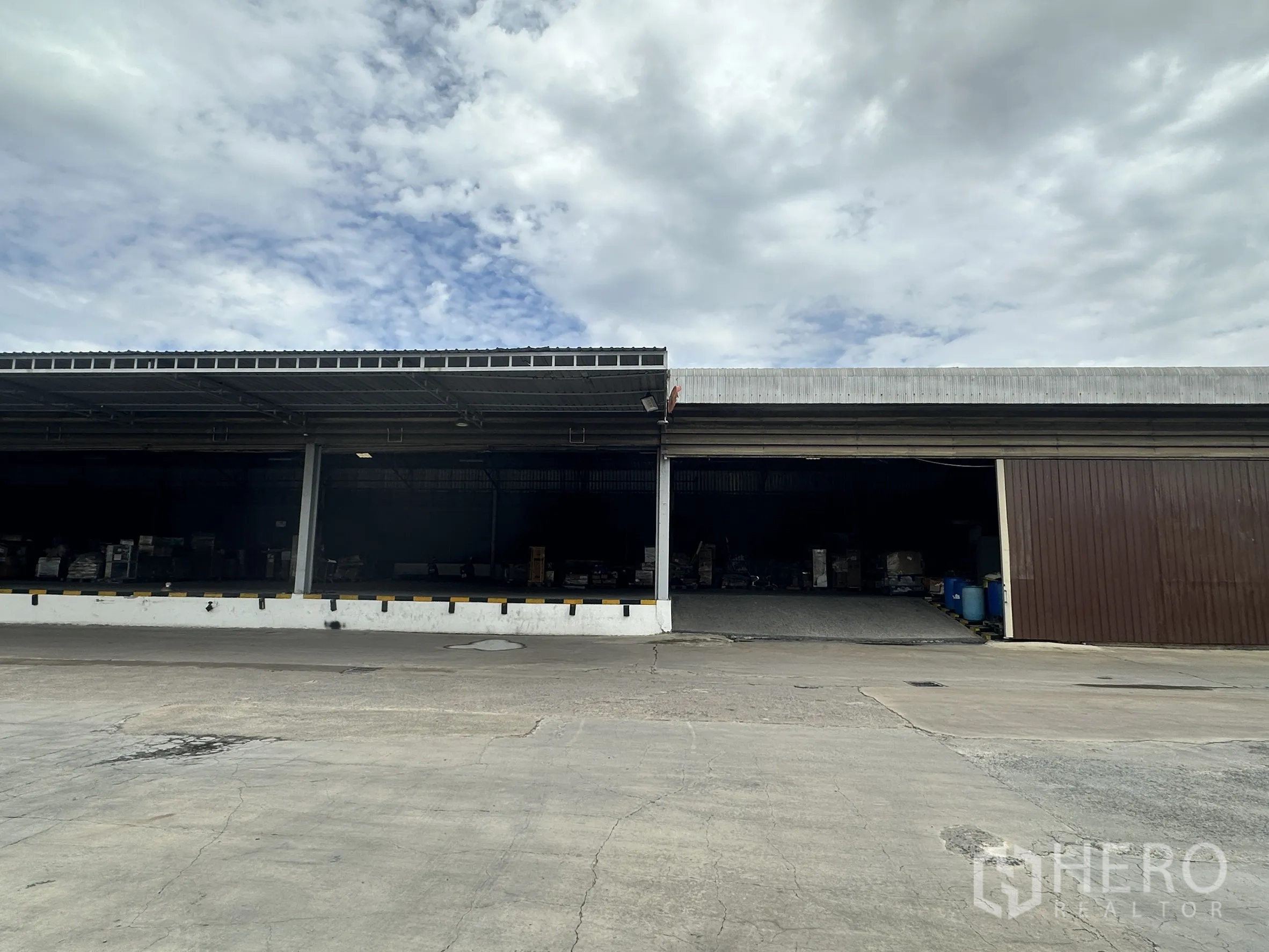 工厂 for rent in Lat Krabang, Bangkok - 仓库外立面带坡道入口与开放装卸口，便于货物操作。