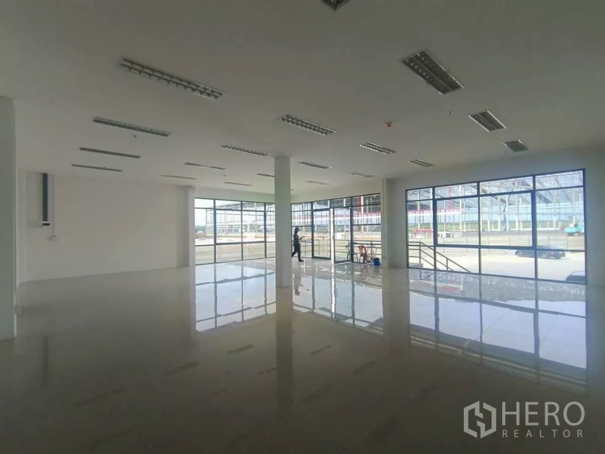 工厂 出租在Si Racha, Chon Buri - 采光充足的玻璃幕墙办公室，亮面地坪，可眺望装卸区。