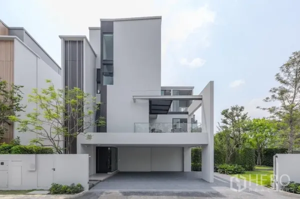 Detached House for rent in Saphan Sung, Bangkok - Street-facing facade of the modern detached house with carport and balcony.