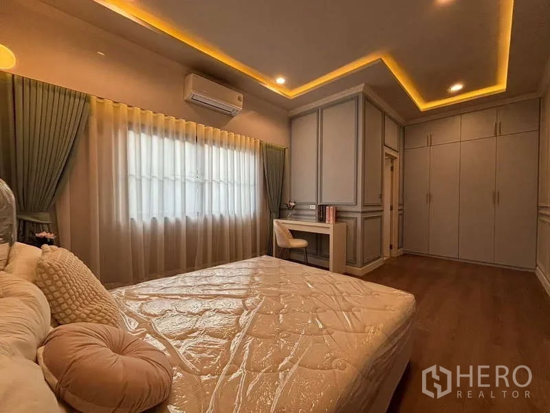 บ้าน ให้เช่าในBang Phli, Samut Prakan - มุมห้องนอนพร้อมตู้เสื้อผ้าบิวท์อิน โต๊ะทำงาน และไฟฝ้าหลุม