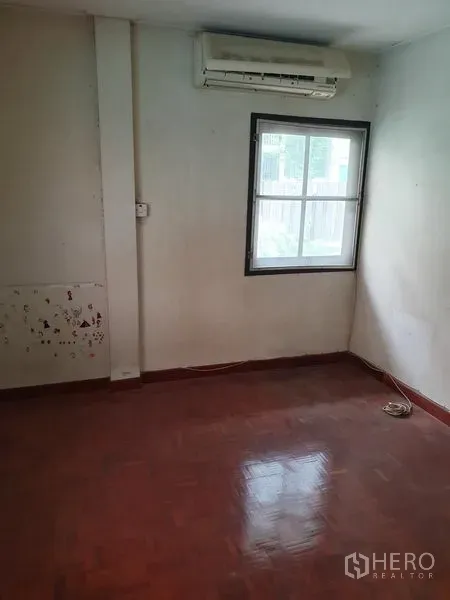 独立式住宅 出租或出售在Watthana, Bangkok - 空房间，挂壁式空调与单扇窗，亮面拼花木地板。