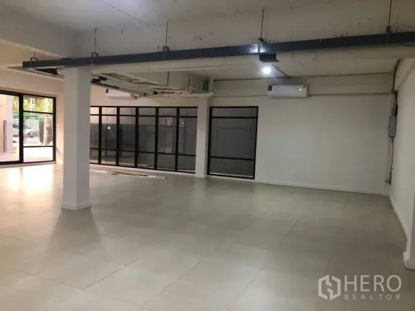 Office Space for rent in Phaya Thai, Bangkok - Spacious office area with large windows, air-conditioning and open ceiling services.