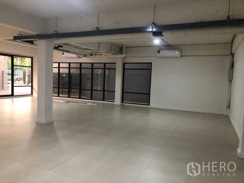Office Space for rent in Phaya Thai, Bangkok - Spacious office area with large windows, air-conditioning and open ceiling services.