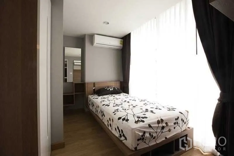Condominium for rent in Khlong Toei, Bangkok - Cozy single bedroom with floor-to-ceiling window, blackout drapes and air conditioner.