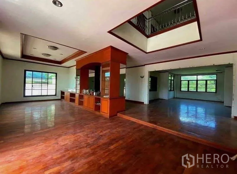 บ้าน ขายในPrawet, Bangkok - ห้องรับแขกแบบเปิดโล่ง ตู้บิวท์อินไม้ และฝ้าหลุม