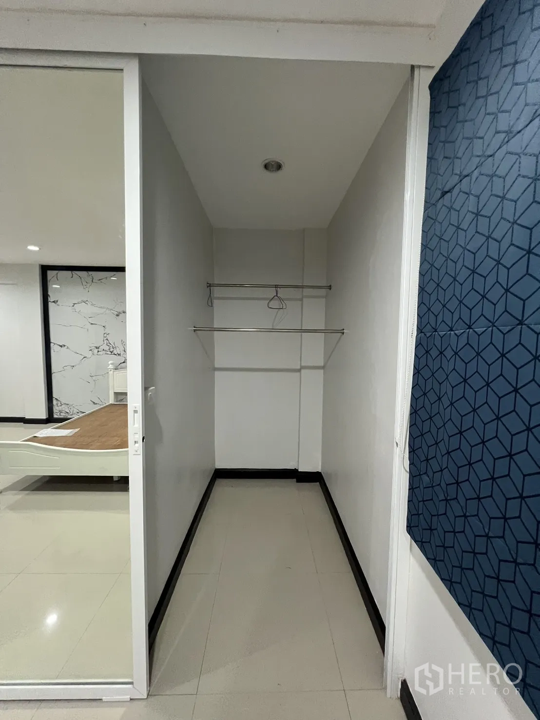 联排别墅 for rent in Watthana, Bangkok - 步入式衣帽间小空间，推拉门与挂衣杆。
