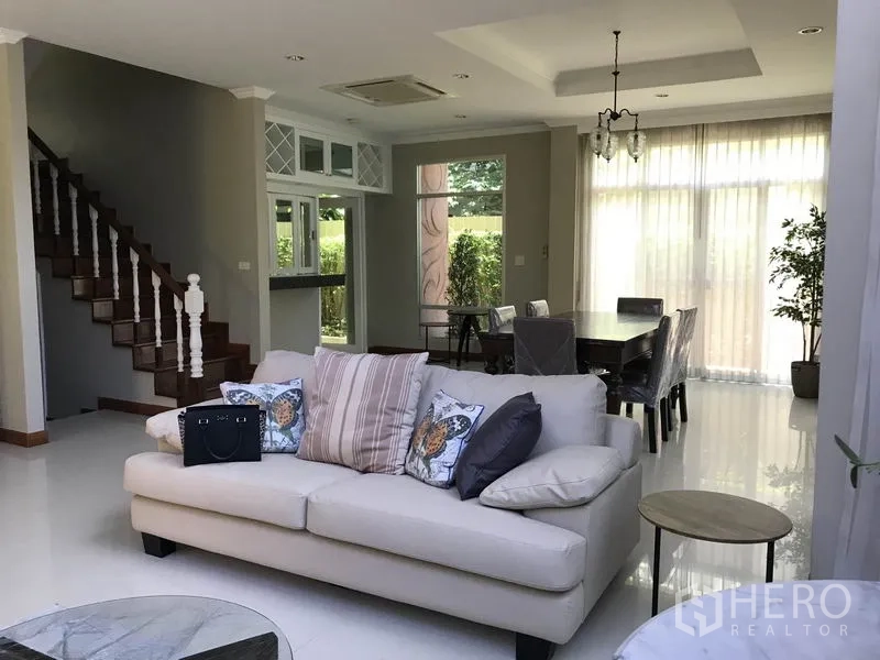 บ้าน ให้เช่าในKhlong Toei, Bangkok - พื้นที่นั่งเล่น–รับประทานอาหารแบบเปิด กระจกบานใหญ่รับแสงธรรมชาติ