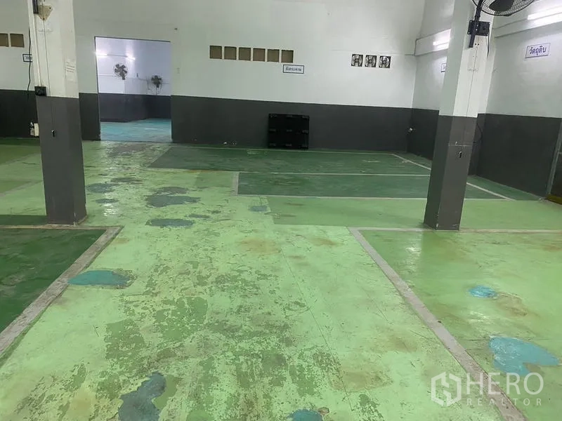 Warehouse for rent in Lam Luk Ka, Pathum Thani - Close view of green factory floor with marked work zones and columns