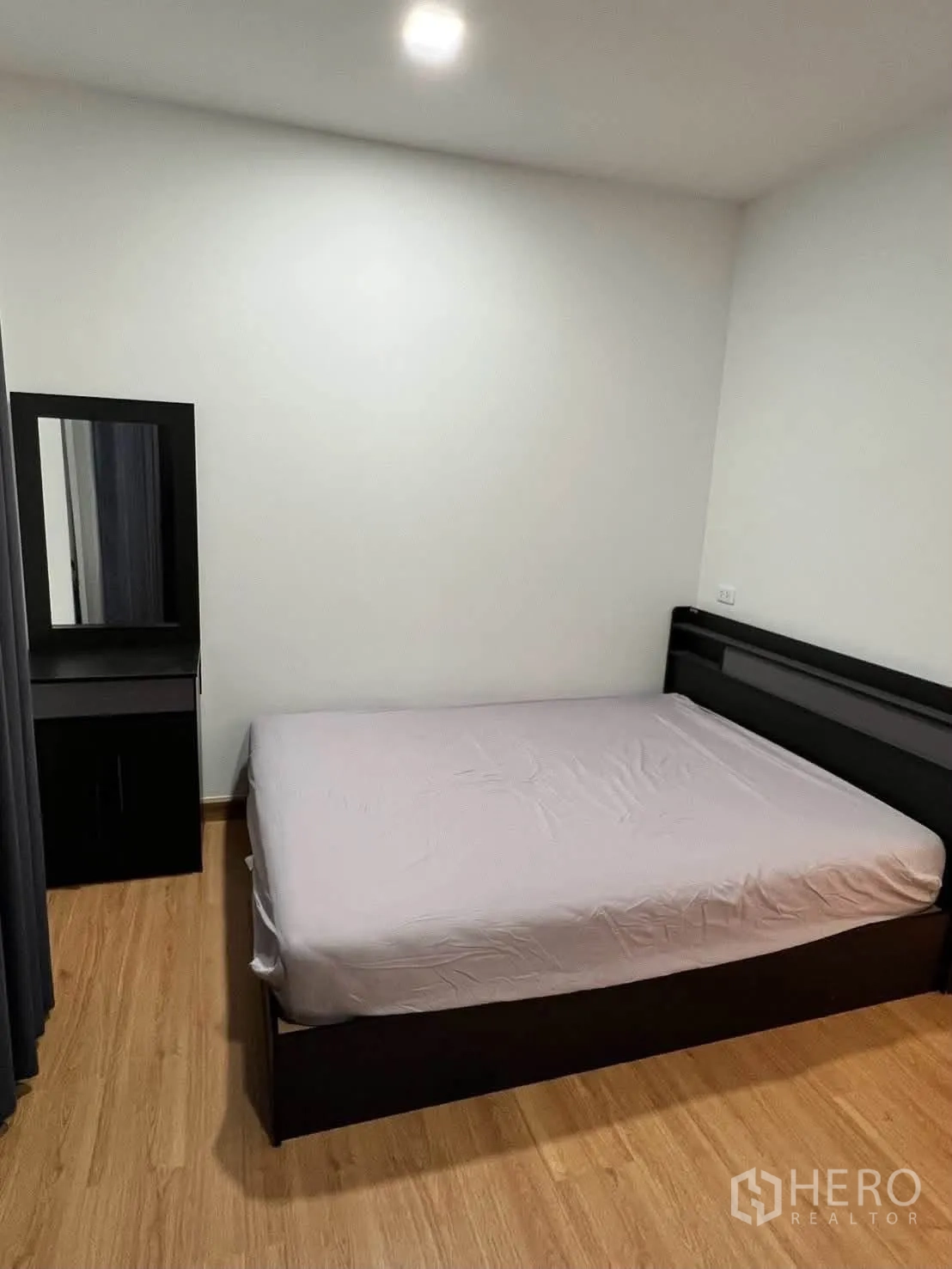 半独立式住宅 for rent in Prawet, Bangkok - 温馨卧室，配大床与小型梳妆台