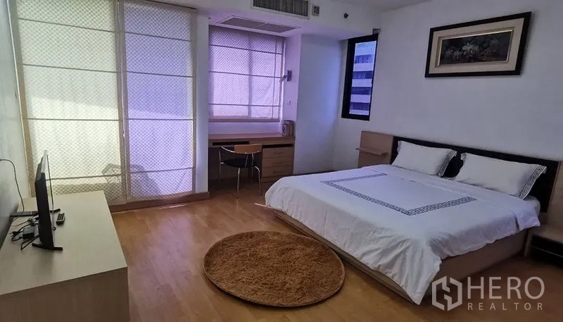 คอนโด ให้เช่าในWatthana, Bangkok - ห้องนอนมาสเตอร์สว่างพร้อมมุมทำงานริมหน้าต่างและพื้นไม้