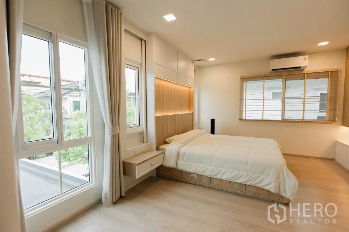 บ้าน ให้เช่าหรือขายในBang Phli, Samut Prakan - มุมห้องนอนใหญ่โชว์แสงธรรมชาติและเครื่องปรับอากาศ