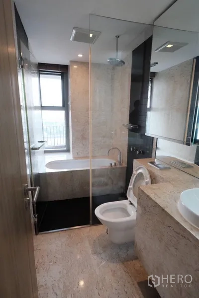 公寓 出租在Yan Nawa, Bangkok - 豪华卫浴，玻璃淋浴间、浴缸与石材台面。