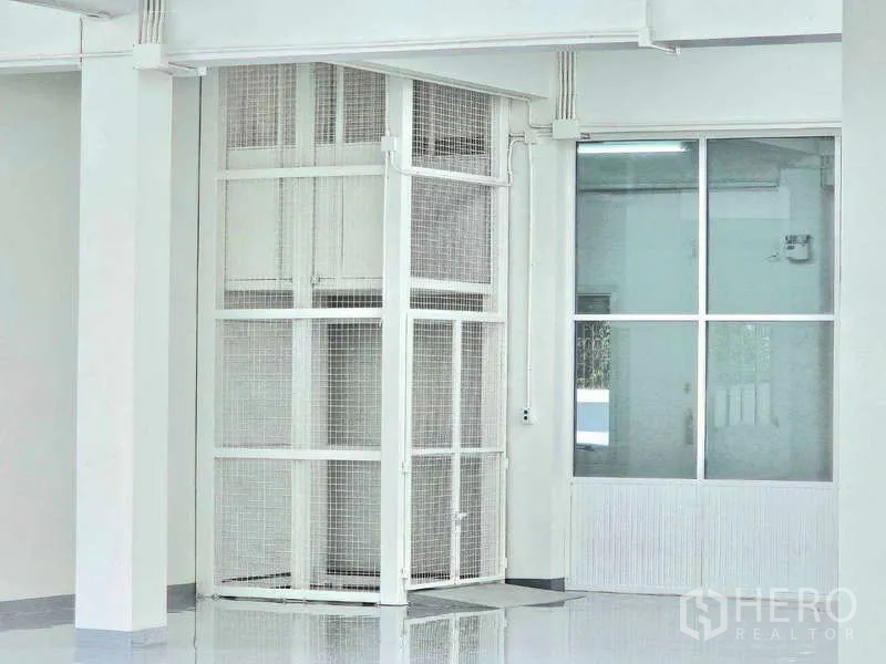 货栈 出租在Mueang Samut Prakan, Samut Prakan - 仓库内网笼式货梯，用于物料搬运。