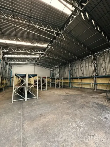 货栈 出租在Din Daeng, Bangkok - 宽敞的仓库空间，钢结构屋顶与已安装的货架，适合即时入驻。