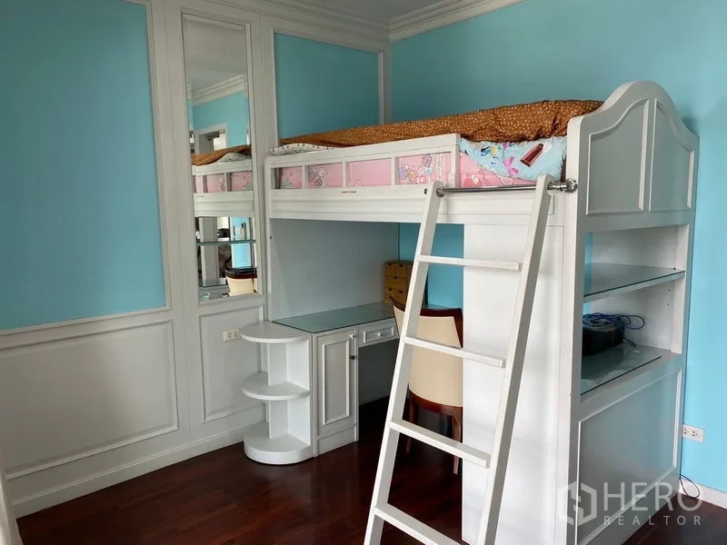 Condominium for rent in Ratchathewi, Bangkok - Children’s room with loft bed, built-in desk underneath, and storage shelves.
