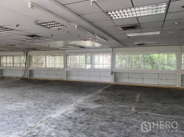 办公空间 出租在Khlong Toei, Bangkok - 办公室后区，带格栅窗与日光灯，开阔的开放式空间。