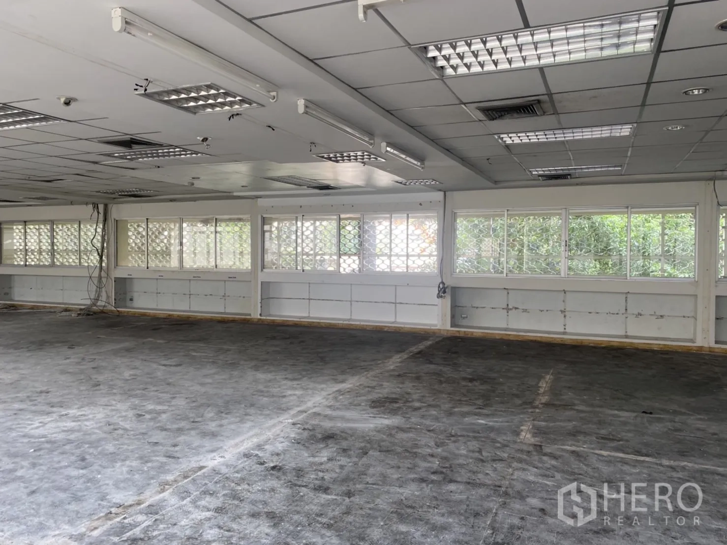 办公空间 出租在Khlong Toei, Bangkok - 办公室后区，带格栅窗与日光灯，开阔的开放式空间。