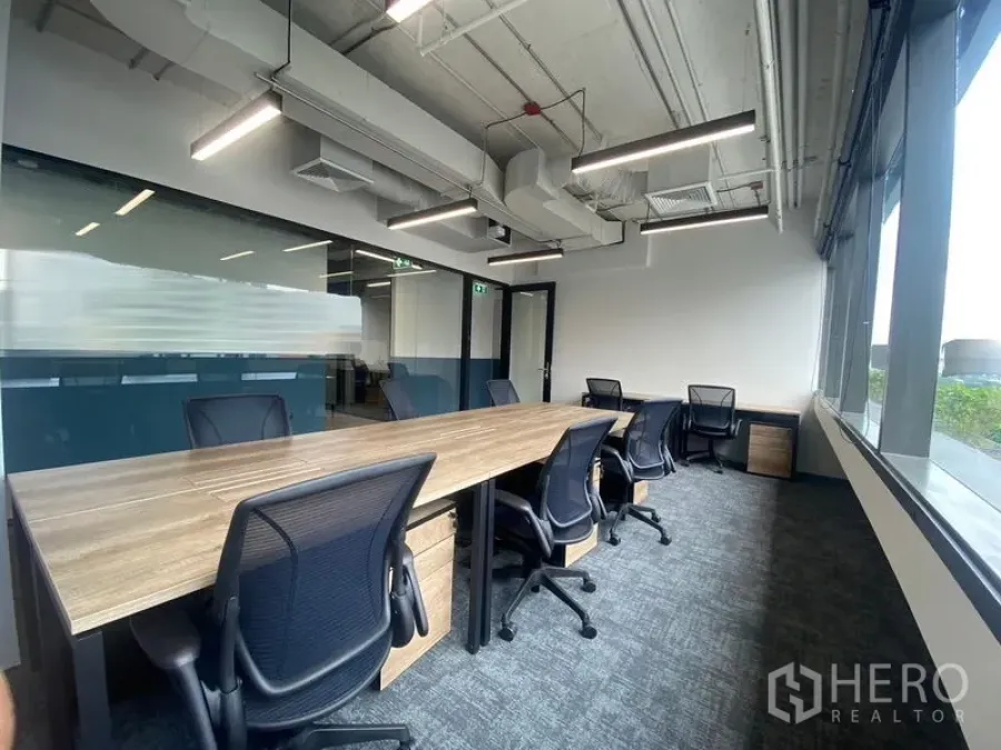 办公室 for rent in Bang Rak, Bangkok - 带长条书桌、网椅、外露天花和大窗户的独立办公室。