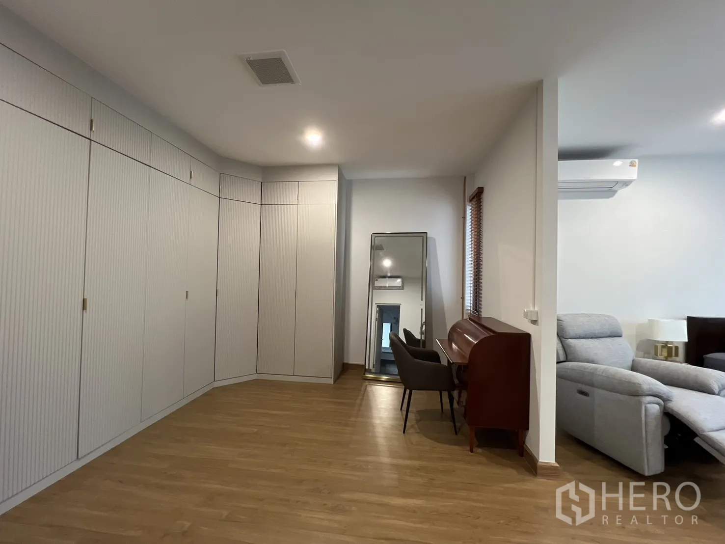 独立式住宅 出租在Prawet, Bangkok - 步入式更衣区，通顶衣柜与书桌。