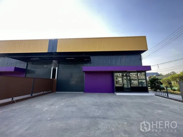 货栈 出租在Lam Luk Ka, Pathum Thani - 面向仓库的车道与装卸区，右侧为玻璃办公室。