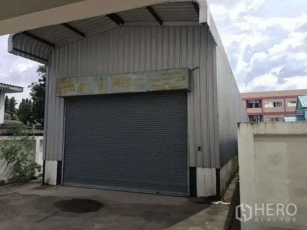 带办公室的家 出租或出售在Wang Thonglang, Bangkok - 独立仓库，金属外墙配卷帘门。