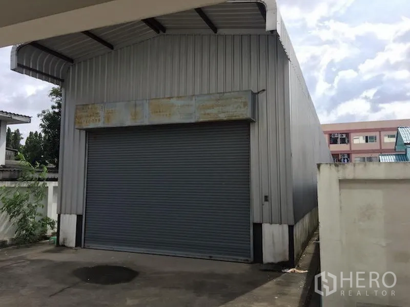 带办公室的家 出租或出售在Wang Thonglang, Bangkok - 独立仓库，金属外墙配卷帘门。