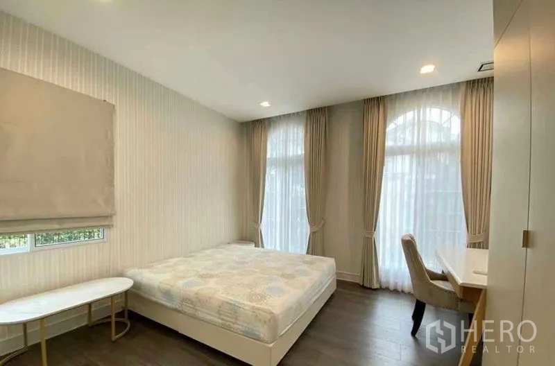บ้าน ให้เช่าในBang Khen, Bangkok - ห้องนอนโปร่งแสง มีหน้าต่างบานใหญ่ ผ้าม่าน โต๊ะทำงาน และเตียงคู่