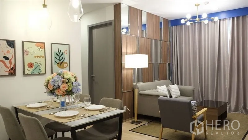 公寓 出租或出售在Watthana, Bangkok - 开放式客餐厅，沙发、吊灯与木质隔断