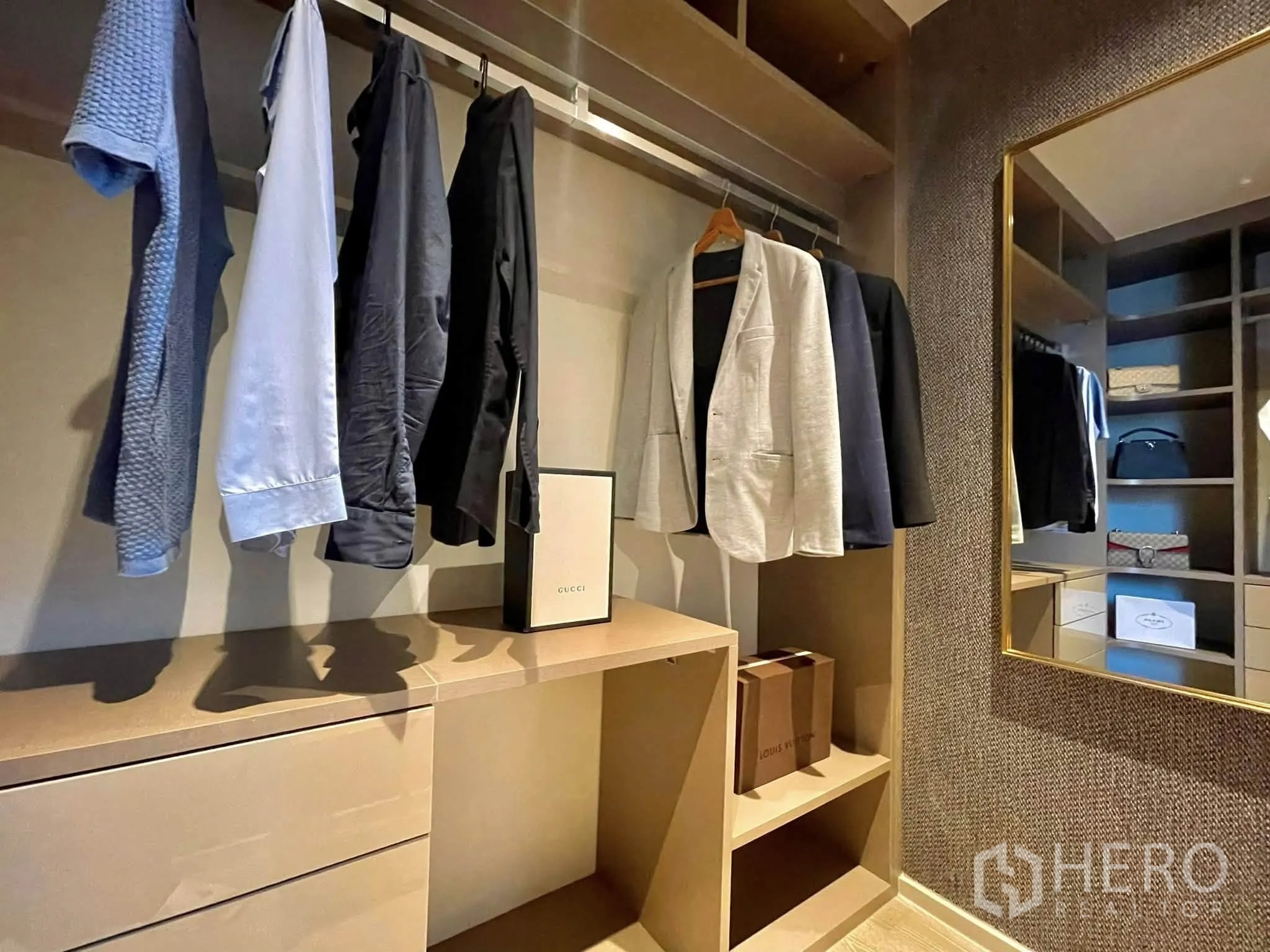 公寓 for rent in Bang Rak, Bangkok - 步入式衣帽间，带全身镜、搁架与挂衣空间。
