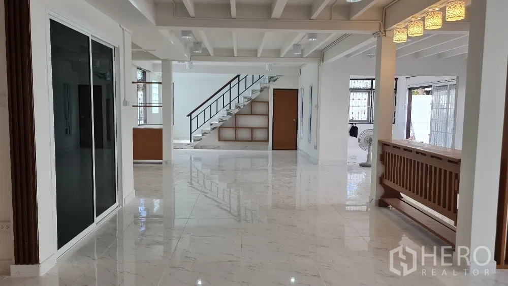 Detached House for rent in Lat Phrao, Bangkok - Bright living area with sliding glass doors and decorative lighting.