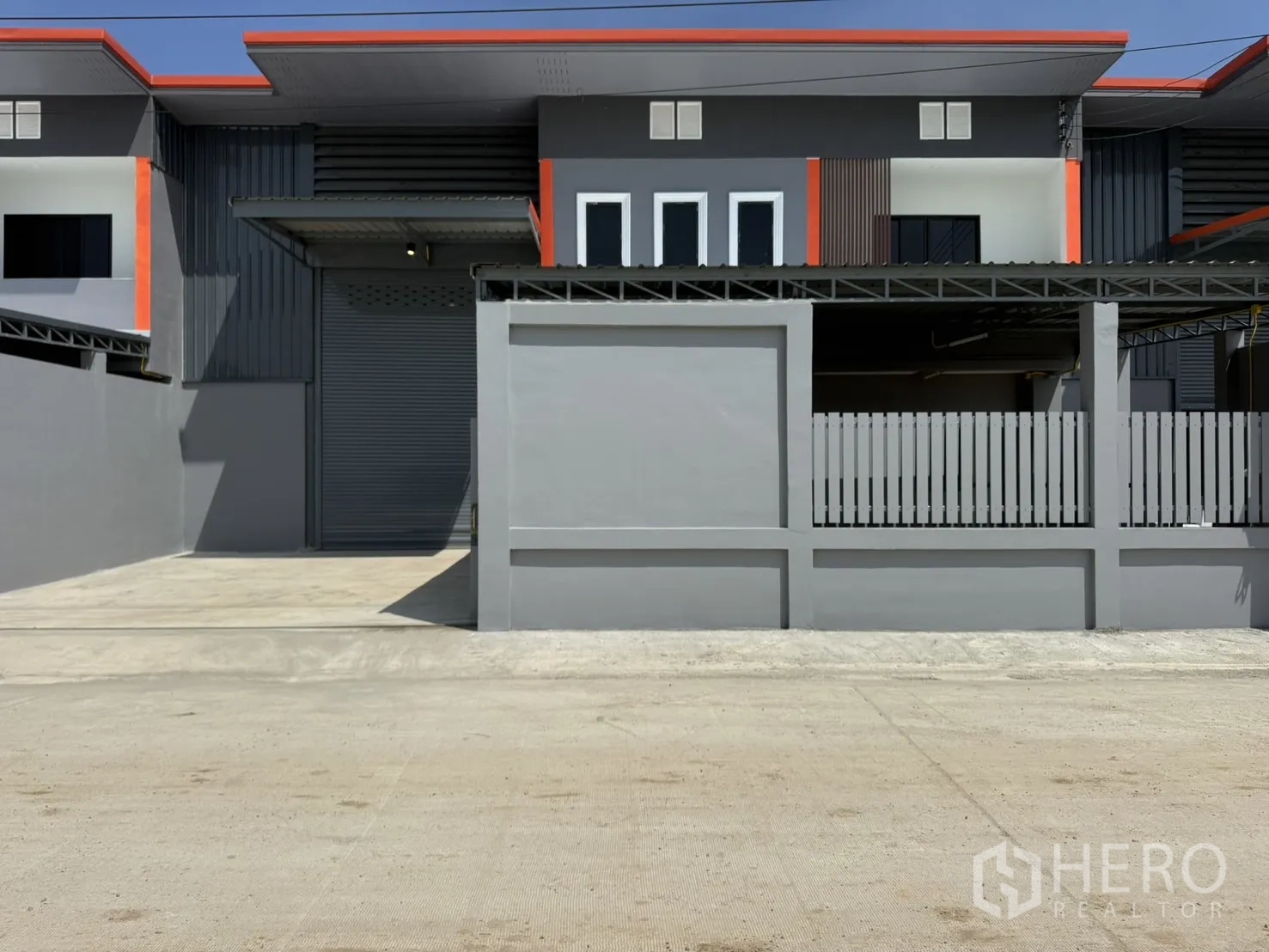 Warehouse for rent in Lam Luk Ka, Pathum Thani - Street-facing facade with roller shutter and gated yard.