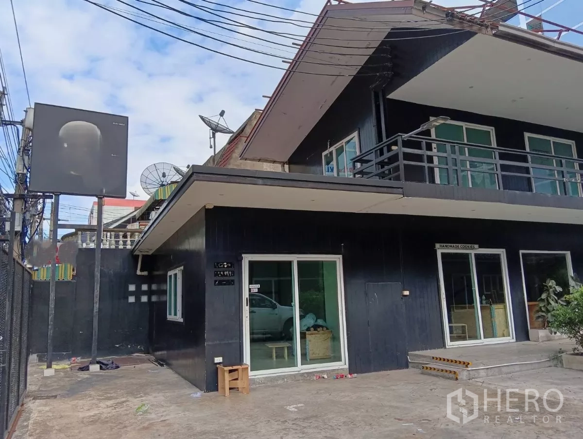 零售空间 出租在Huai Khwang, Bangkok - 临街转角两层建筑，带阳台与大尺寸玻璃店面。