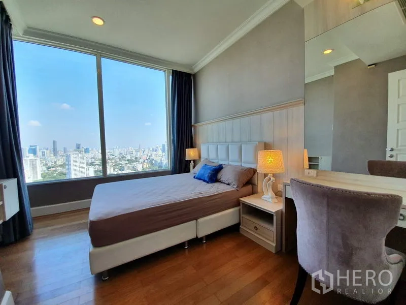 公寓 出租在Watthana, Bangkok - 第二卧室带软包床头与床头灯，宽窗俯瞰城市。