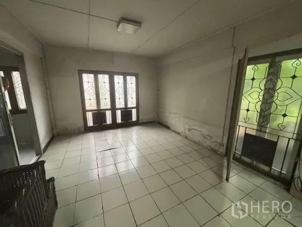 บ้าน ให้เช่าในSuan Luang, Bangkok - ห้องว่างปูกระเบื้อง มีหน้าต่างเหล็กดัดลายสวย ผนังมีร่องรอย ใช้รีโนเวทได้