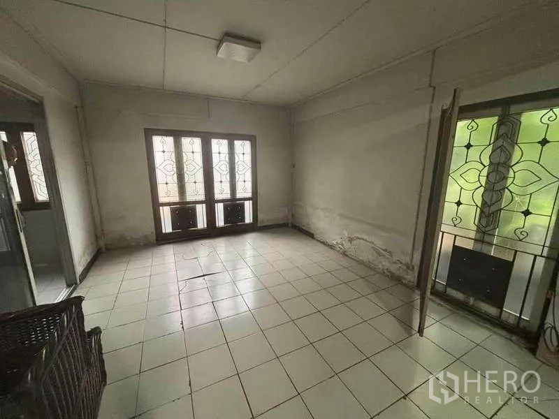 บ้าน ให้เช่าในSuan Luang, Bangkok - ห้องว่างปูกระเบื้อง มีหน้าต่างเหล็กดัดลายสวย ผนังมีร่องรอย ใช้รีโนเวทได้