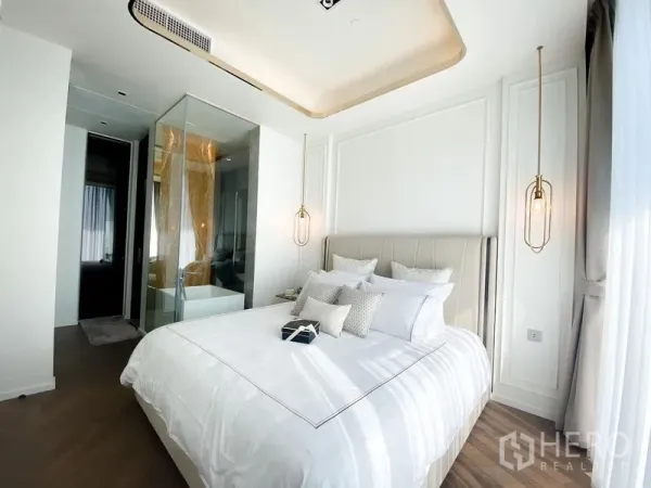公寓 出租在Pathum Wan, Bangkok - 明亮卧室，吊灯点缀，玻璃墙浴室带浴缸