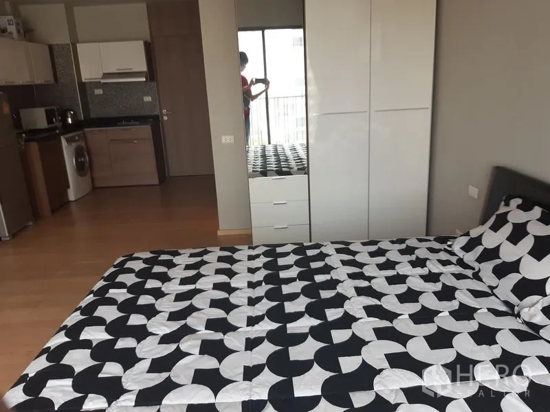 公寓 出租在Bangkok - 睡眠区配衣柜与小厨房，开放式布局，木地板贯通。