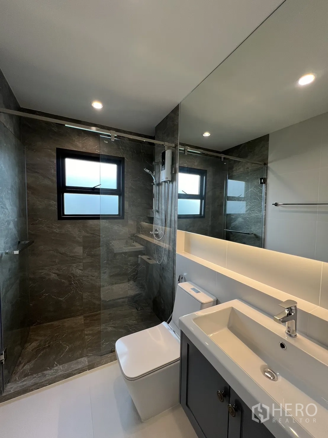 บ้านเดี่ยว for rent in Bang Phli, Samut Prakan - ห้องน้ำพร้อมตู้กระจกกั้นอาบน้ำ เคาน์เตอร์อ่างล้างหน้า และหน้าต่างฝ้า