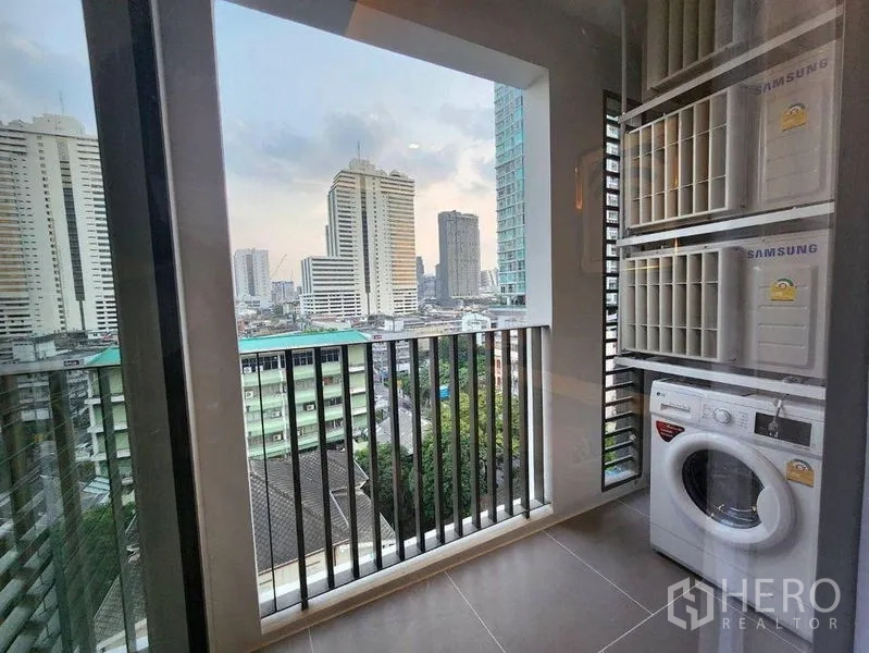 คอนโด ให้เช่าในBang Rak, Bangkok - ระเบียงกึ่งปิดพร้อมเครื่องซักผ้าและวิวเมือง